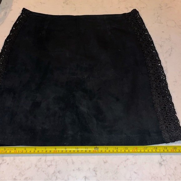 Cache Black Mini Skirt with Lace Trim - Picture 7 of 9